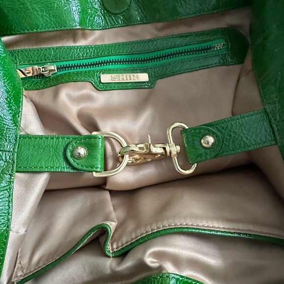 Gently Used Shih Green Patent Leather handbag. Super clean inside - Picture 6 of 8